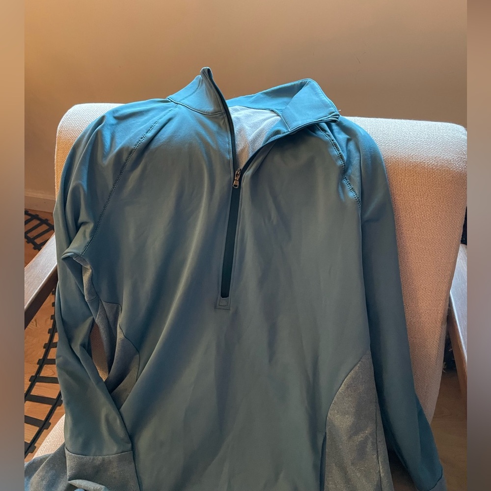 Under Armour Woman’s size Large Blue Pullover